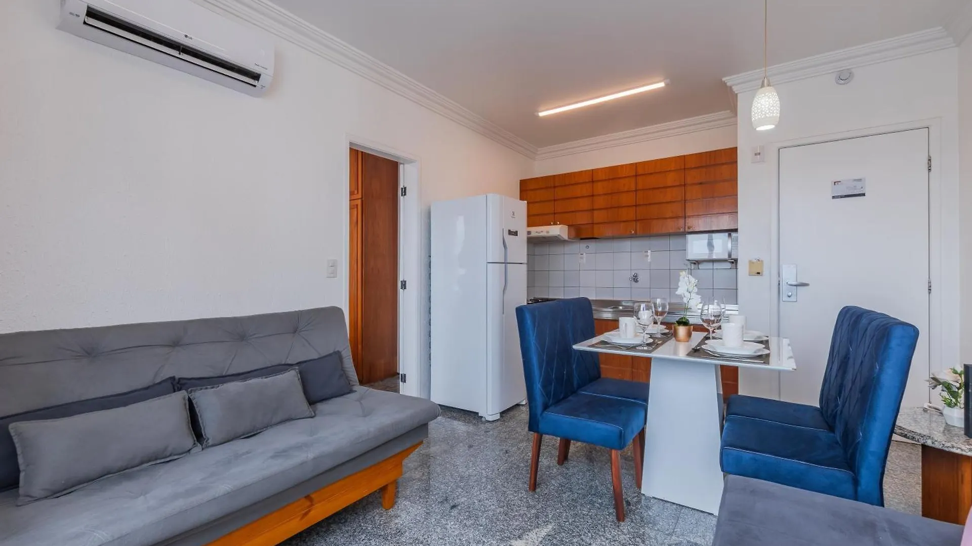 Apartamento Vista Alta - 150 Metros Beira Mar - Garagem - Recepcao 24Horas - Smart Tv - Cozinha Completa - Ar Condicionado Sala E Quarto - Internet 100Mb Upload E 50Mb Download Fortaleza